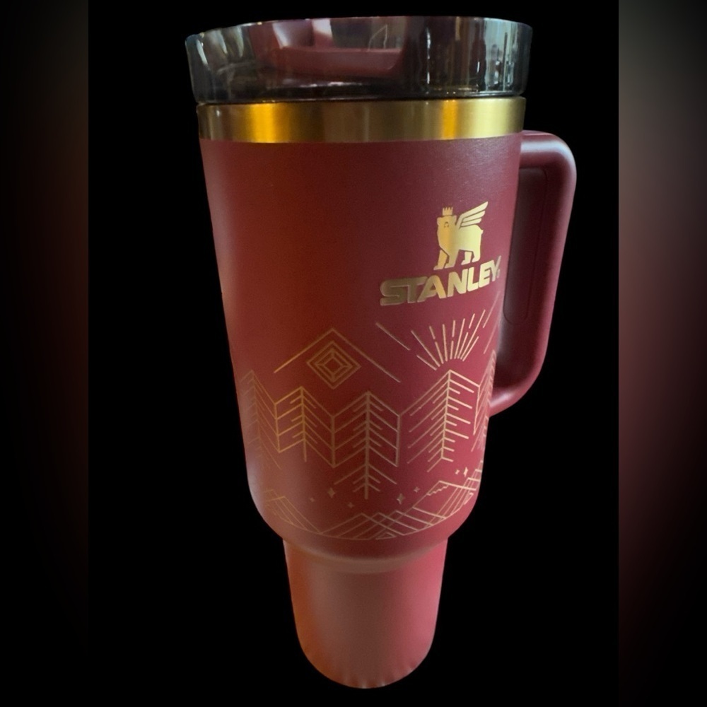 NIB Collectible Stanley 40 oz flip straw w/ handle “Crimson” Winterscape design - Picture 4 of 10